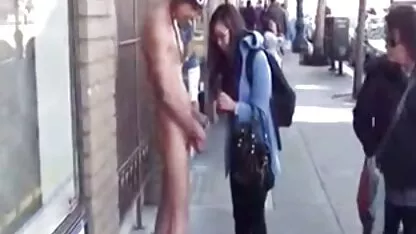 La chica se comporta como si nunca hubiera visto la polla!  xxx gays orgias
