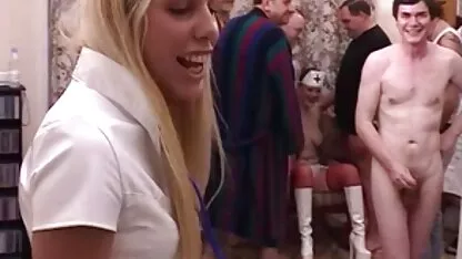 Grupo de abuelos follando a una joven Rubia  videos xxx completas en español