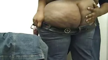 Un hermoso culo negro conseguir ayuda poniendo sus pantalones vaqueros en. chicas desnudas bailando sexy