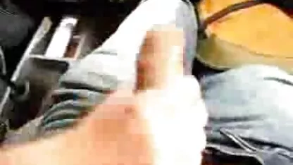 Masturbación con la mano y mamada en el coche porno madre e hijo en hotel