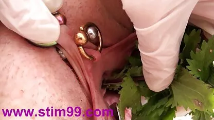 Ortigas en peehole ortigas de inserción uretral & fisting coño cojiendo con mi suegra peluda
