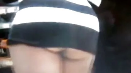 Chica lleva longshirt sin pantalones en la tienda chochos peludos españolas