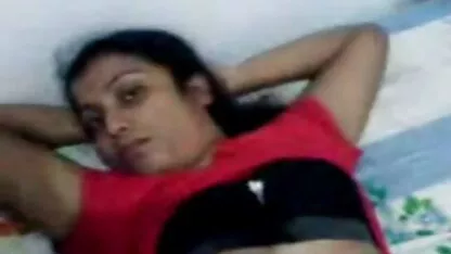 India caliente joven pareja de juegos previos en la cama coños bonitos y peludos