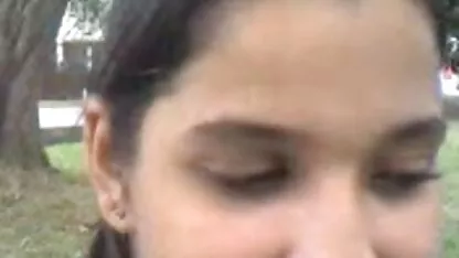 Indio bebé succión polla al aire libre sexo entre papa e hija