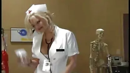Médico buena masturbación con la mano incesto con tia