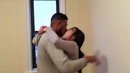 Estudiante coreana haciendo con su primer hombre negro. cuarentonas gordibuenas