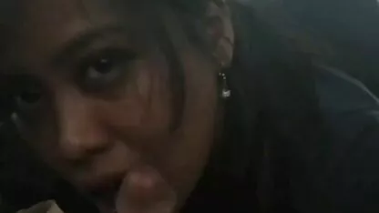Chica asiática chupa la polla y se traga semen en un coche estacionado madres tetonas y culonas