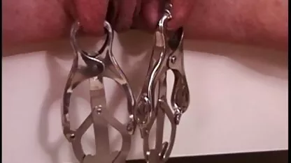 Madura de grandes tetas morena en látex rojo, la servidumbre y disfrutando de su sesión de bdsm  caserasxxx