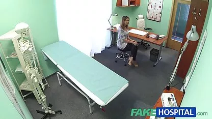 Fakehospital sexy ama de casa cheats en hubby con su médico pornk casero