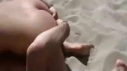 Playa nudista - tetas pequeñas dos hombres una mujer trío con la audiencia peliculas porn completas
