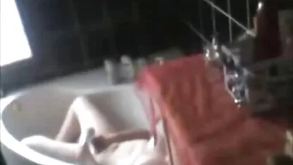 Hidden cam capturas de mi hermana masturbándose en el baño cojiendo ala madre