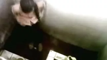 Bienvenido madre pilla a sus dos hijos follando y les da una lección
