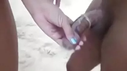 Wifey divirtiéndose con dos tipo negro en la playa. rubias hermosas haciendo el amor