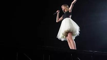Taylor swift realiza en detroit playas de mujeres desnudas