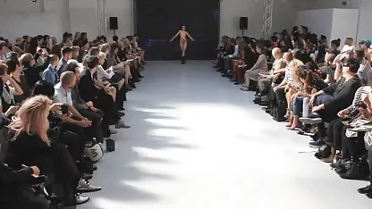 Sexy desnuda en público pasarela modelo de desfile de moda videos xxx madres he hijos