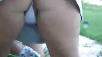 Espiando bajo la falda de mi mamá trabajando en el jardín tetonas desnudas fotos