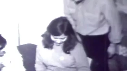 Chica joven columpios con dos hombres (1960 de la vendimia) videos hentay subtitulados