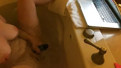 Dulce esposa se corre en la Web de chat 5 de abril de 2014 B-hotel jacuzzi cuarentonas tetonas