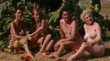 Chicas desnudas se divierten en un complejo nudista (1960 de la vendimia) amas de casa mexicanas xxx
