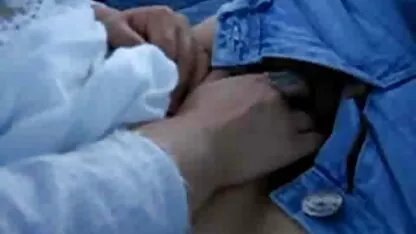 Extraño hombre y su mujer Asiática en un autobús teniendo sexo maratón porno