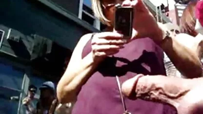 Masturbándose en público, la chica está interesada y le gusta peliculas porno por mega