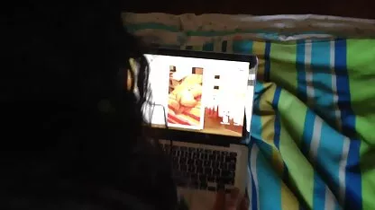 Turk hija onceki sikilen hija mientras viendo sikiliyor video porno por el ano