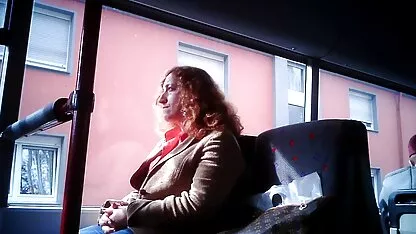 Masturbación pública en autobús y tren lesbianas besandose duro