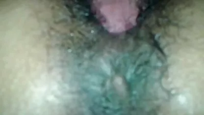 Turco chico se folla a su novia de Indonesia y los dedos de su culo sexso en trio
