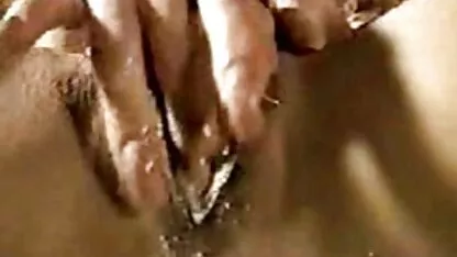 La mujer ha mojado cremoso orgasmo se folla a su novia ya su suegra