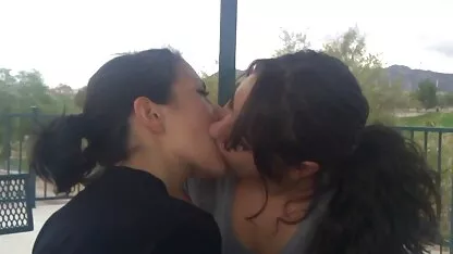 Lesbianas beso-4 videos caseros madrastras
