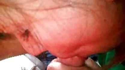 Una gran mamada amateur y tragar semen en un coche aparcado!  videos de madrastras teniendo sexo