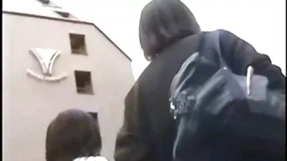 Jóvenes colegialas vestidas con uniformes y minifaldas japonesas borrachas violadas