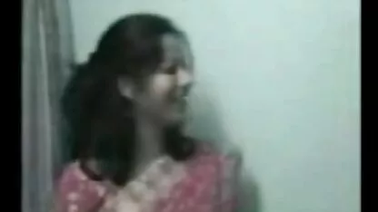 Una señora India toma su baño fuera cogiendo a una paraguaya