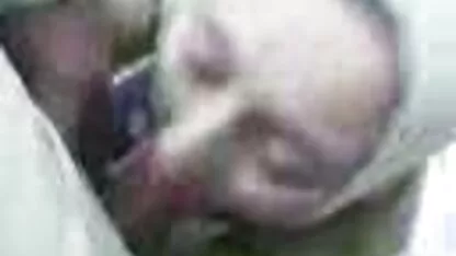Árabe chica en el hiyab chupa la polla en el trabajo amateur casero gratis