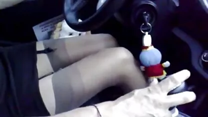 Esposa conduce un coche, mientras que el marido del amigo de ver sus piernas cojiendo a una viejita