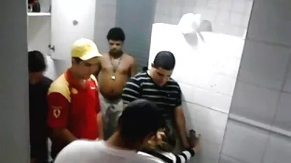 Individuos capturados follando a una chica en un pub aseo gangbang! señoras adultas teniendo sexo