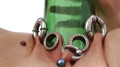 Grandes botellas de mierda coño inserciones coño gimiendo orgasmo chicas guapas en pelotas