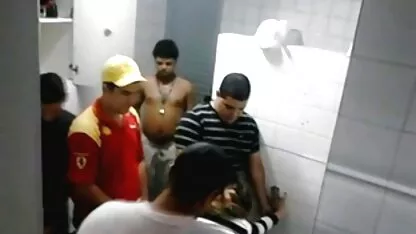 Individuos capturados follando a una chica en un pub aseo gangbang! videos investo