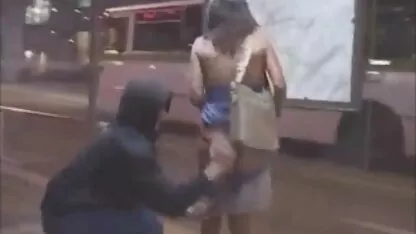 Desnudarse a las mujeres en la calle l7 lesbianas pezones