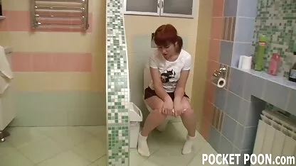 Linda adolescente atrapado masturbándose con su compañero de cuarto porno nerd