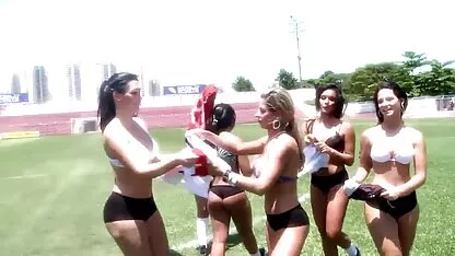 Niñas jugando al fútbol  incesto sub español