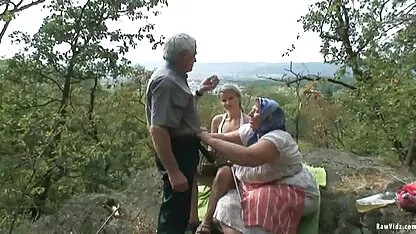Voyeurista rubia con pareja de ancianos maduras españolas casero