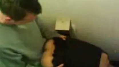 Atrapado amigo follando chica con la cabeza en un inodoro colombianas caseros xxx