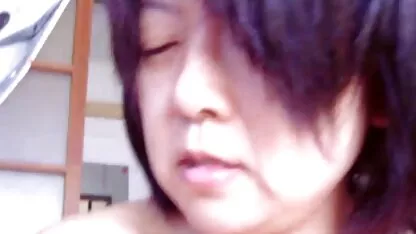 Japonés MILF masturbándose anales con abuelas