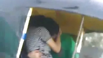 Desi besos en auto rickshaw cogiendo con la nieta