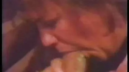 Retro corrida llena su boca con semen hasta que fluye hacia fuera video de xeso fuerte