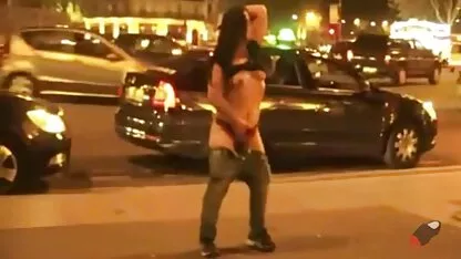 Chica caliente desnudándose en público frente a audiencia xexo en trios