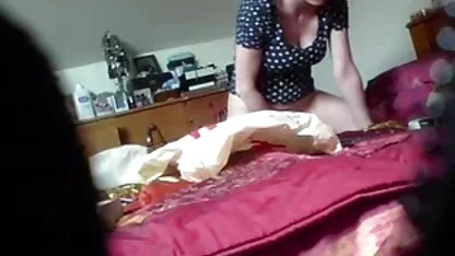 Mi caliente mamá con su juguete en la cama atrapado por oculto leva madre e hijo follando en español