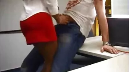 Hermosa asistente de vuelo atrapado follando en cámara oculta follando con mama en un hotel