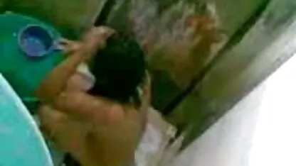 Nabosohan naliligo sa banyo parejas haciendo el amor oral